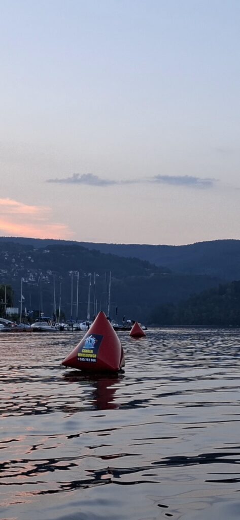 Eine bedruckte Boje für die Windsurfschule