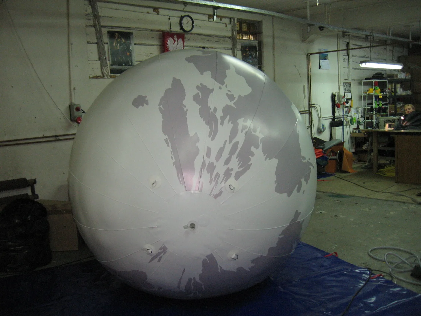 Globe terrestre gonflable dans l’atelier