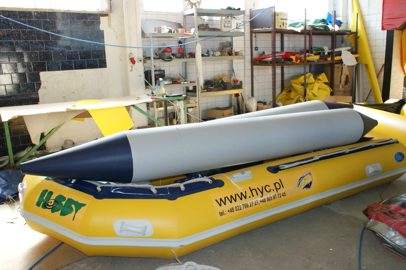 Photo d’archives de la fabrication d’un bateau pneumatique WATS