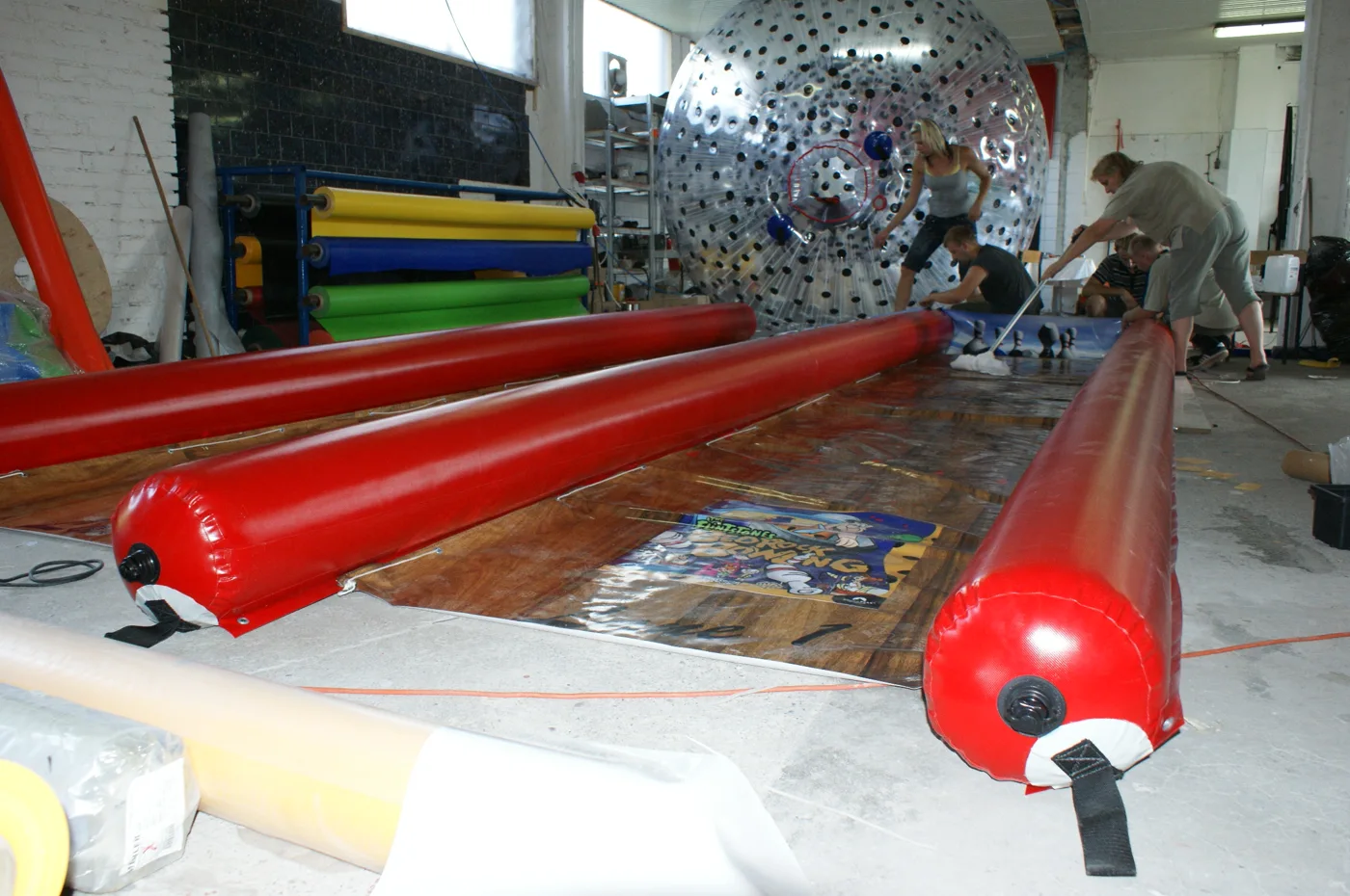 Piste de bowling gonflable en cours de fabrication