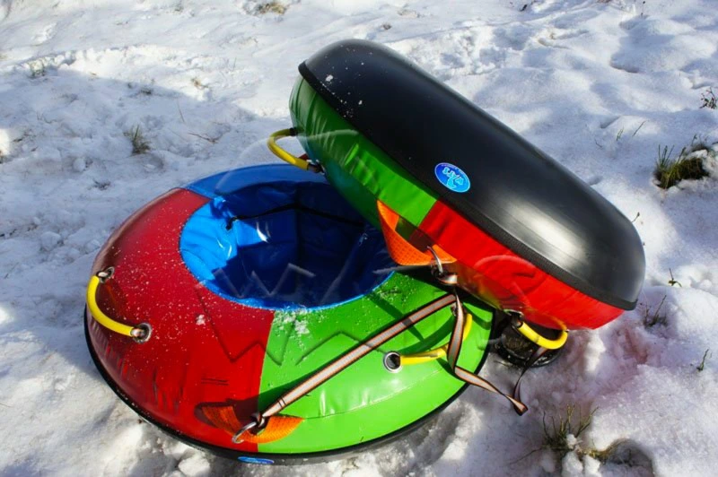 Kolorowe koła do snowtubingu WATS z widocznym spodem i uchwytami