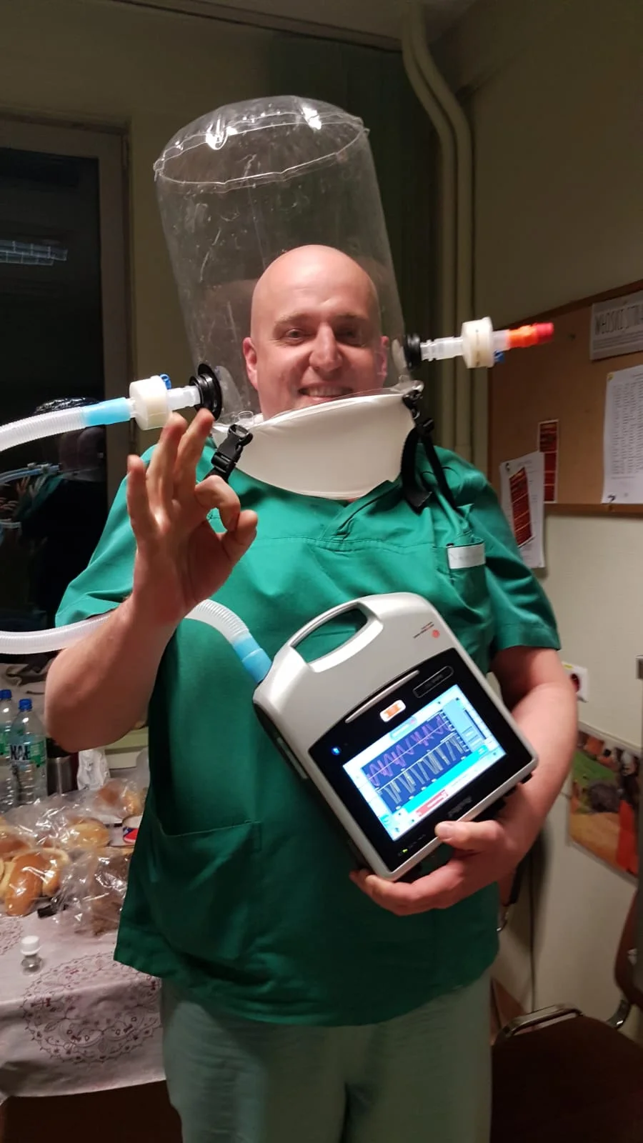 Présentation du casque barrière avec un appareil équipé d’un écran.