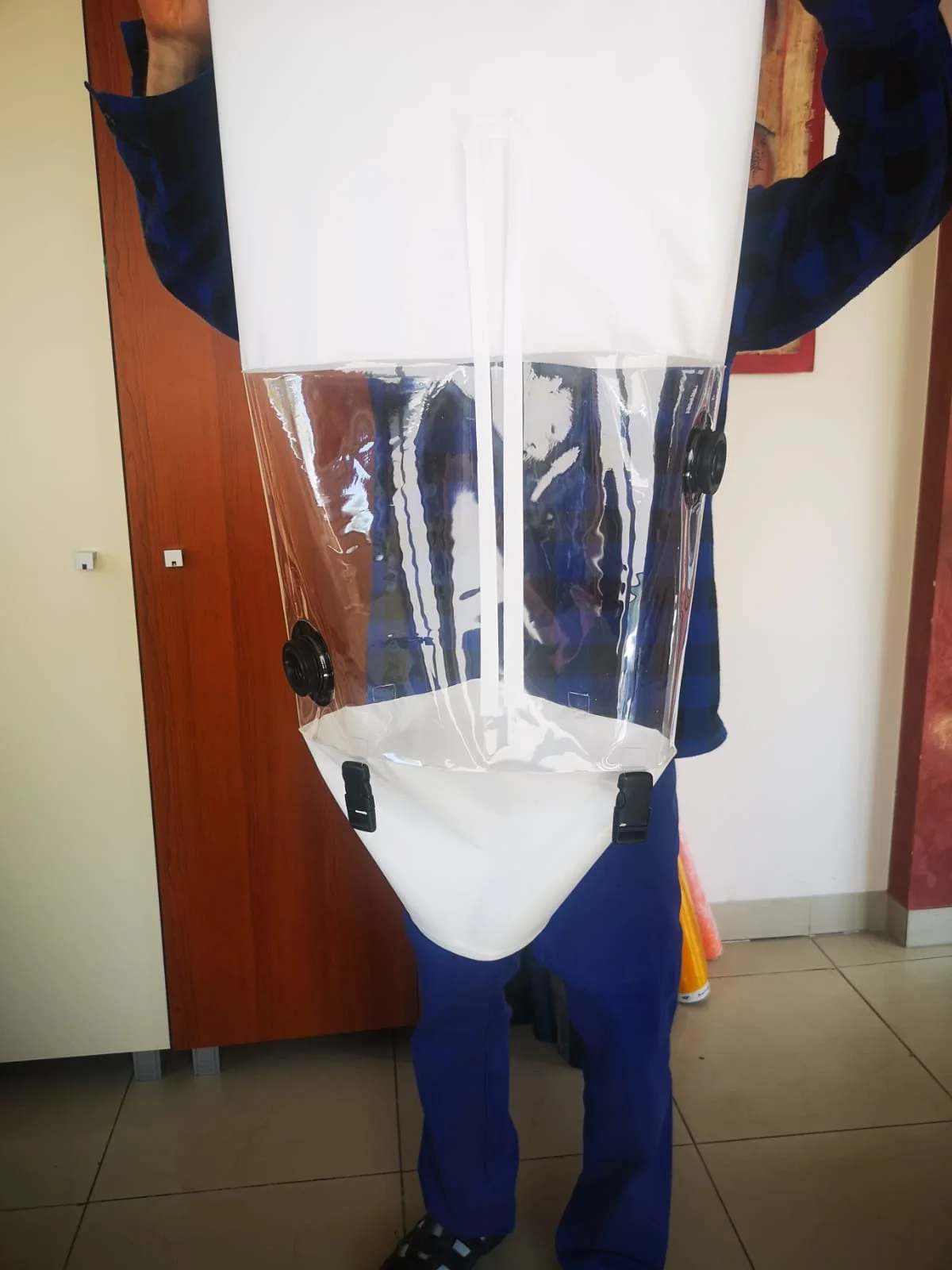 Chambre transparente du casque barrière avec collerette blanche et sangles.