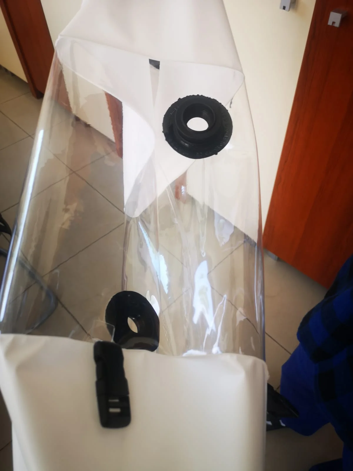 Gros plan sur un raccord et les fixations du casque barrière.