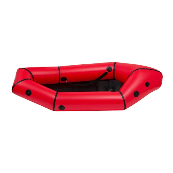 Packraft rouge Pinpack Amundsen et points de fixation, vu de côté. Photo : PINPACK / packrafting.pl.