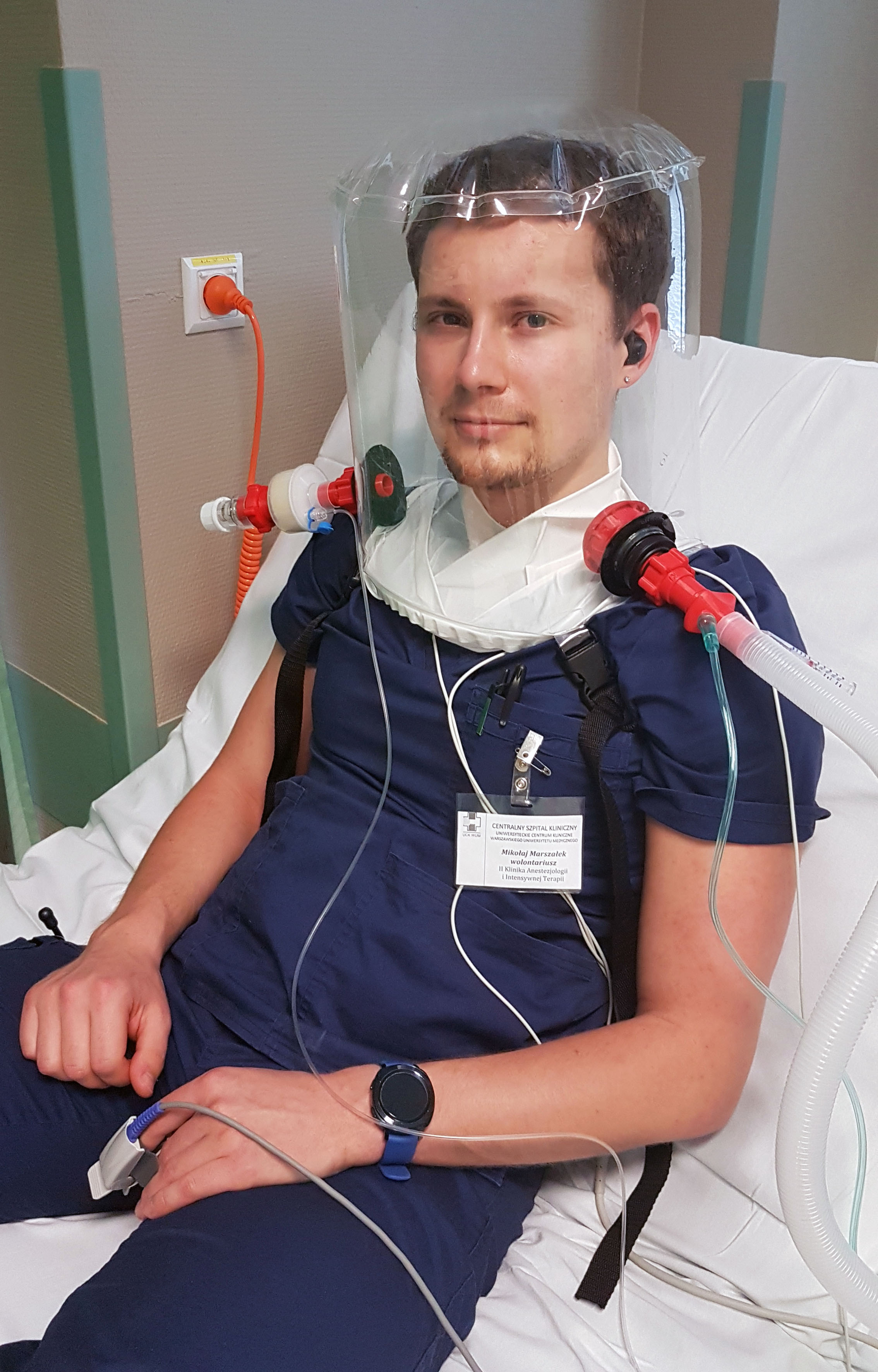 Présentation du casque avec raccords rouges. Photos : service photomédical WUM, médecin Łukasz Wróblewski. Source : WUM, 20.05.2020.
