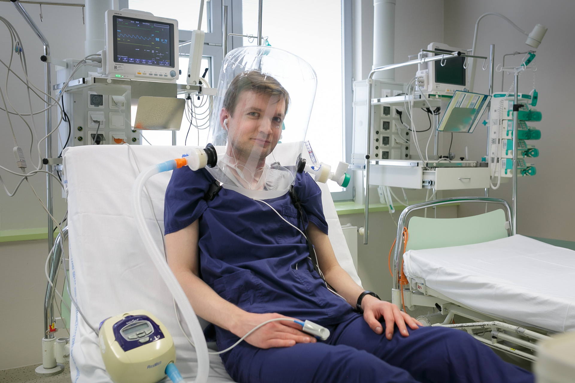 Présentation du casque avec un tuyau connecté. Photos : service photomédical WUM, médecin Łukasz Wróblewski. Source : WUM, 20.05.2020.