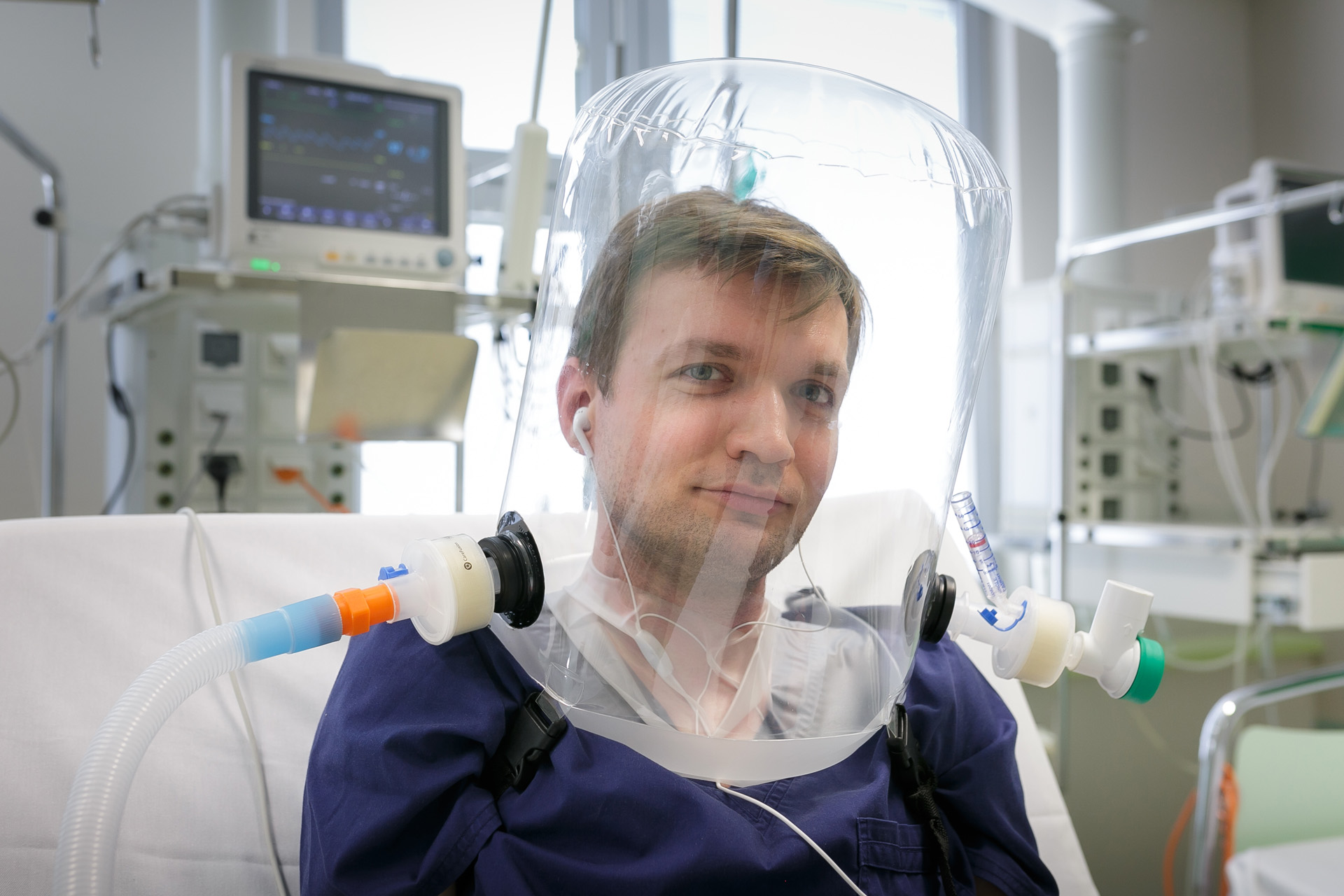 Gros plan sur la chambre transparente et les raccords. Photos : service photomédical WUM, médecin Łukasz Wróblewski. Source : WUM, 20.05.2020.
