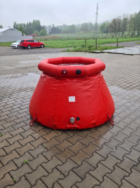 Zbiornik otwarty 2000 l w terenie — wizualizacja AI
