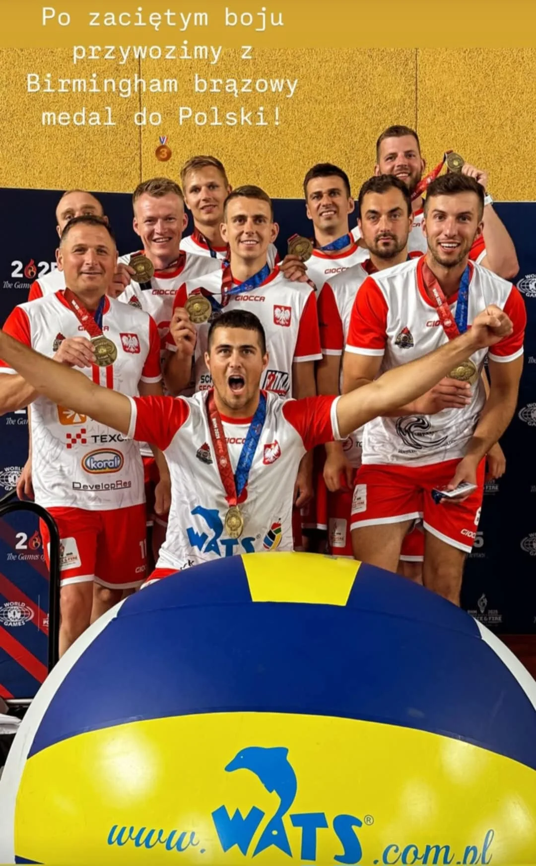 Zawodnicy z piłką WATS podczas sportowego wyjazdu.