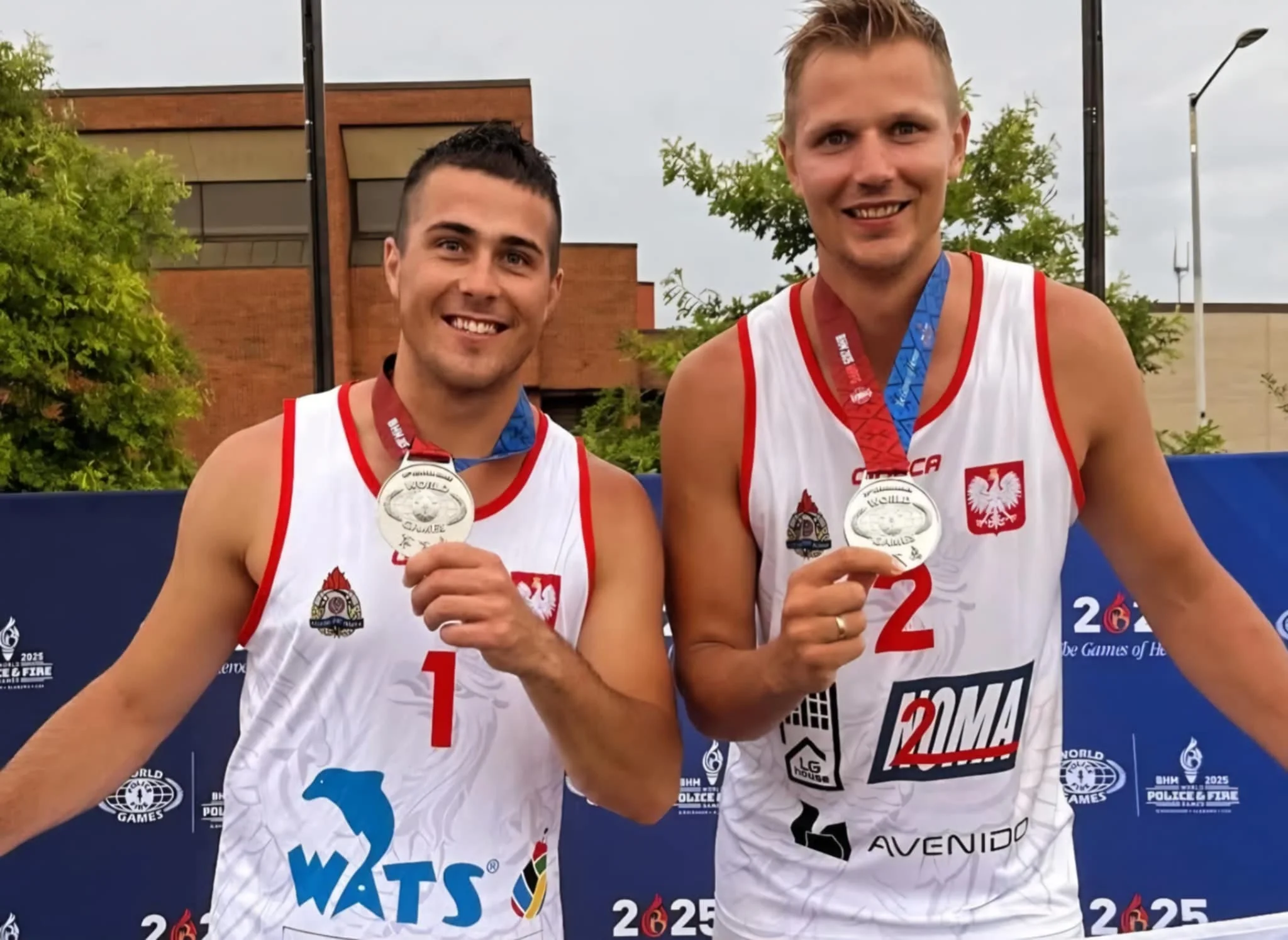 Pamiątkowe zdjęcie zawodników z medalami.
